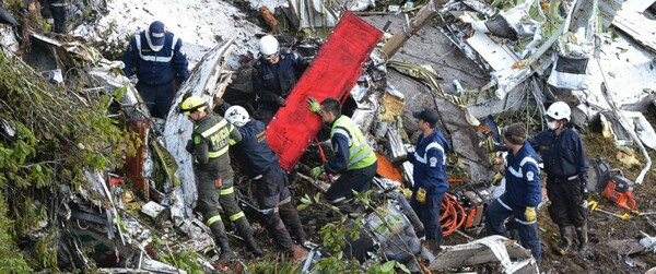 Θρήνος στο Σαπέκο καθώς δεκάδες νεκροφόρες μεταφέρουν τις σορούς των θυμάτων της αεροπορικής τραγωδίας