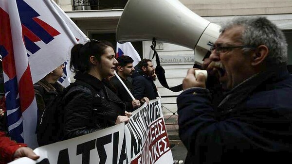 Παραλύει σήμερα το Δημόσιο - 24ωρη απεργια