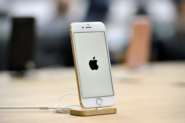 Apple: Δικαστήριο μπλόκαρε την πώληση παλιότερων iPhone στην Κίνα