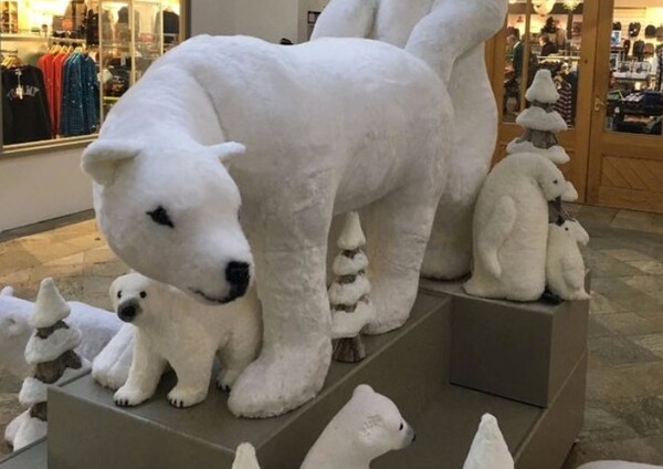 Πολικές αρκούδες που κάνουν σεξ - Το αμφιλεγόμενο «μήνυμα» των Χριστουγέννων σε εμπορικό κέντρο