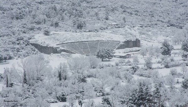 Μαγευτικό τοπίο - Το αρχαίο θέατρο της Δωδώνης στα λευκά