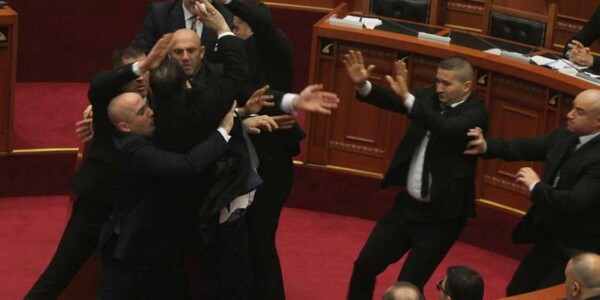 Αλβανία: Βουλευτής πέταξε αυγό στον Ράμα μέσα στη Βουλή