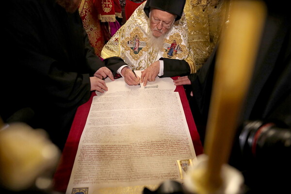 Υπογράφηκε το ιστορικό διάταγμα που παραχωρεί Αυτοκεφαλία στην Εκκλησία της Ουκρανίας