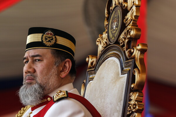 Ο βασιλιάς της Μαλαισίας απαρνήθηκε τον θρόνο του μετά τον γάμο του με μοντέλο από τη Ρωσία