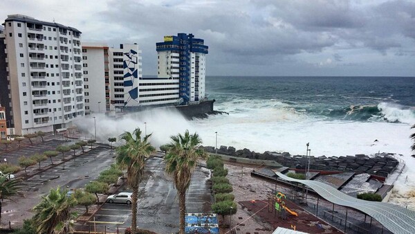 Μαινόμενος Ατλαντικός - Γιγαντιαία κύματα ξήλωσαν μπαλκόνια κτιρίου στην Τενερίφη (ΒΙΝΤΕΟ)