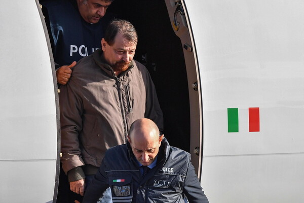 Με ειδική πτήση μεταφέρθηκε στην Ιταλία ο φυγόδικος Τσέζαρε Μπατίστι