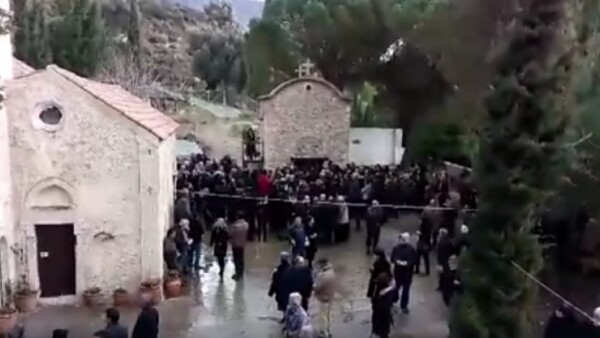 Kαταιγισμός πυρών σε κηδεία ηγούμενου στην Κρήτη