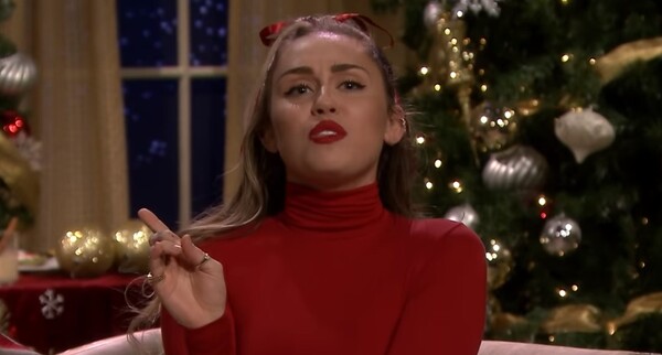 Η Miley Cyrus μετέτρεψε το «Santa Baby» σε φεμινιστικό ύμνο
