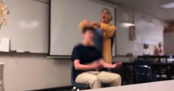 Δασκάλα στις ΗΠΑ έκοψε με το ζόρι τα μαλλιά μαθητών της τραγουδώντας τον Εθνικό Ύμνο