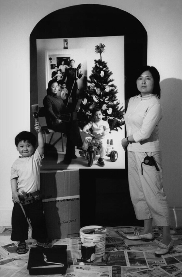 Δεκαεφτά χρόνια με τον γιο μου: Η ιστορία της μητρότητας σε «φωτογραφίες μπροστά από φωτογραφίες»