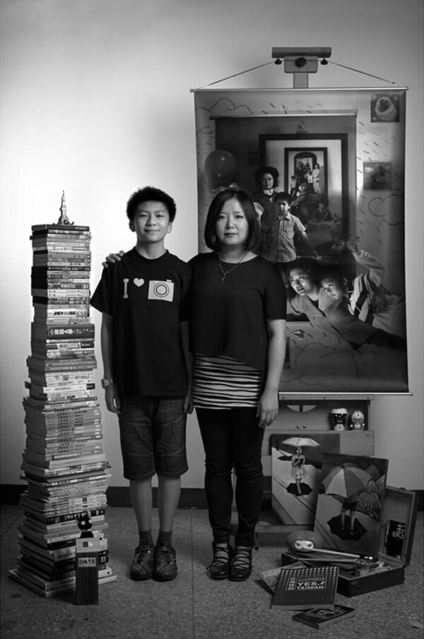 Δεκαεφτά χρόνια με τον γιο μου: Η ιστορία της μητρότητας σε «φωτογραφίες μπροστά από φωτογραφίες»