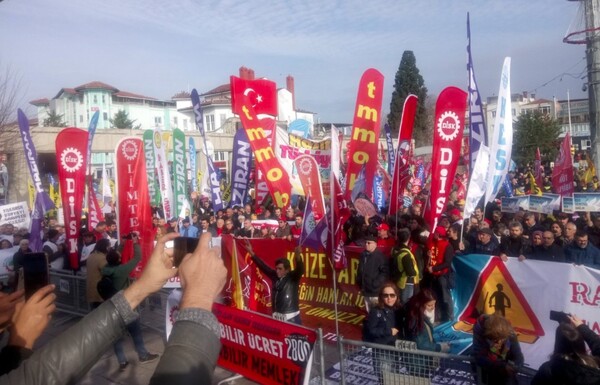 Κωνσταντινούπολη: Μαζική διαδήλωση κατά του υψηλού κόστους ζωής