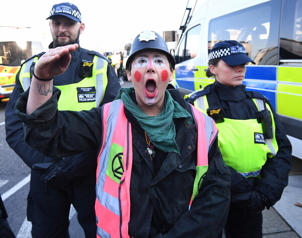 Διαδηλωτές απέκλεισαν 5 γέφυρες στο Λονδίνο - 70 συλλήψεις