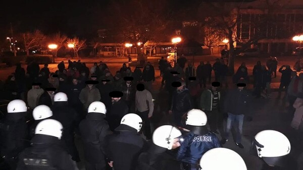 Ένταση διαδηλωτών με τα ΜΑΤ έξω από εκδήλωση του ΣΥΡΙΖΑ με τον Σκουρλέτη