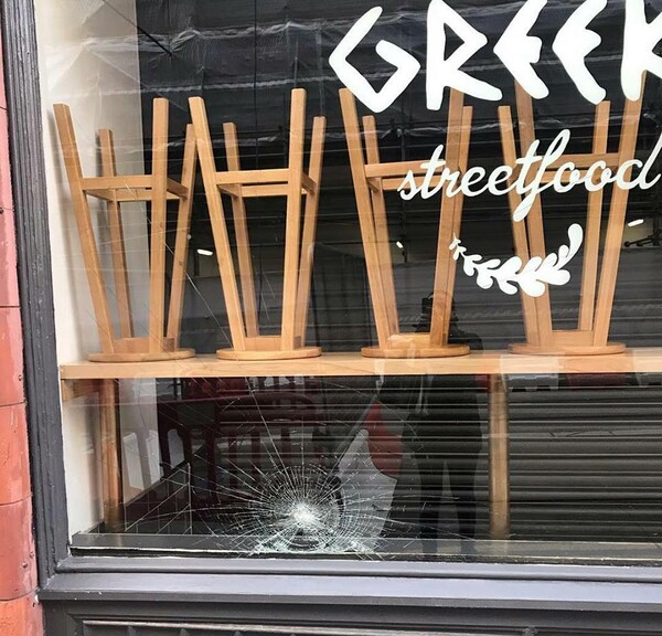 Διπλή ρατσιστική επίθεση σε ελληνικό εστιατόριο στη Βρετανία