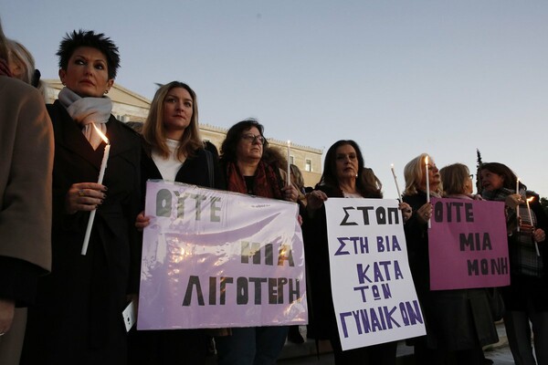 Για την Ελένη και κάθε Ελένη - Γυναίκες στο Σύνταγμα με ένα κερί στη μνήμη της δολοφονημένης φοιτήτριας