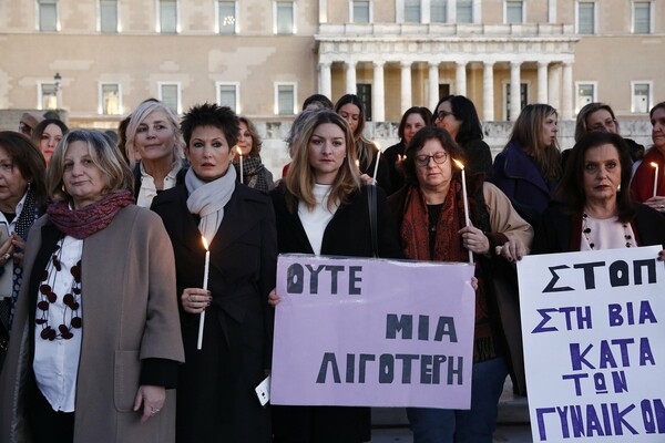 Για την Ελένη και κάθε Ελένη - Γυναίκες στο Σύνταγμα με ένα κερί στη μνήμη της δολοφονημένης φοιτήτριας