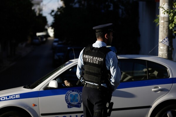 Τι είπε στους αστυνομικούς ο άνδρας που παραδόθηκε για τη δολοφονία στον Πειραιά