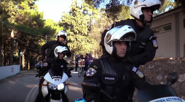 Χριστουγεννιάτικο Mannequin Challenge από την ελληνική αστυνομία