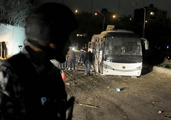 Κάιρο: 4 νεκροί και 12 τραυματίες από την βομβιστική επίθεση σε λεωφορείο με τουρίστες