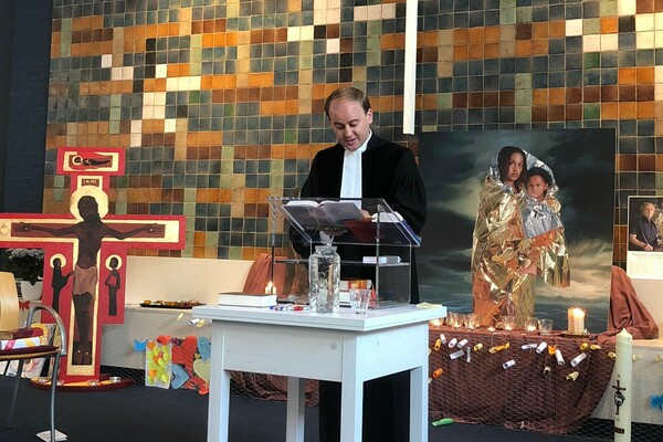 Ολλανδική εκκλησία διοργάνωσε ασταμάτητη λειτουργία εδώ και 37 μέρες για να γλιτώσει από απέλαση μια οικογένεια