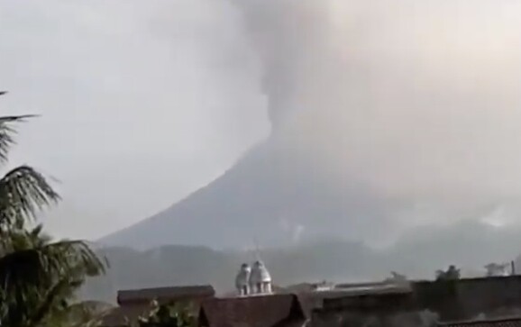 Έκρηξη ηφαιστείου στην Ινδονησία - Στάχτες σε ύψος 7,5 χιλιομέτρων