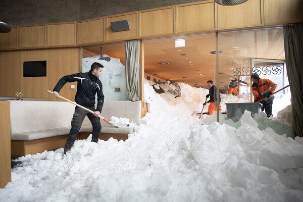 Χιονοστιβάδα «κατάπιε» ξενοδοχείο στην Ελβετία - Τρεις τραυματίες