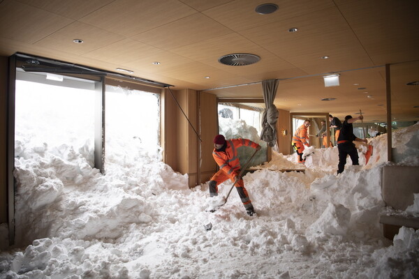 Χιονοστιβάδα «κατάπιε» ξενοδοχείο στην Ελβετία - Τρεις τραυματίες