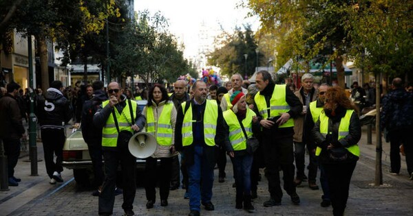 Κίτρινα γιλέκα βγήκαν στην Ερμού ως ένδειξη συμπαράστασης στο Παρίσι