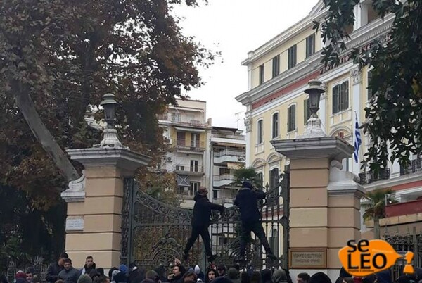 Θεσσαλονίκη: Πετροπόλεμος και χημικά στη μαθητική πορεία για τη Μακεδονία