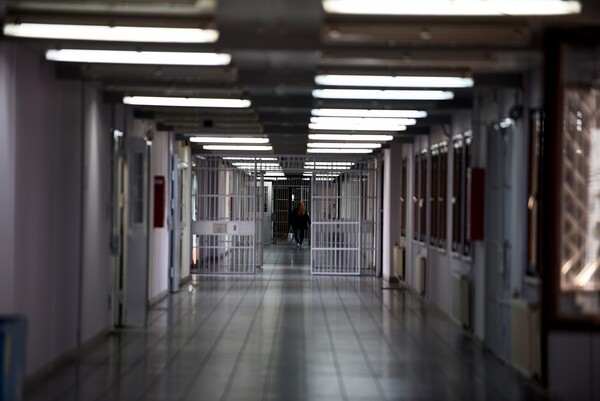 Υπερπληθυσμός, λίγα χρήματα ανά κρατούμενο και πολλοί ξένοι: Η «ακτινογραφία» των ελληνικών φυλακών