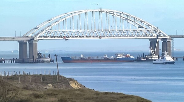 Συναγερμός στη Μαύρη Θάλασσα: Οι Ρώσοι άνοιξαν πυρ εναντίον Ουκρανικών πλοίων - O Ποροσένκο συγκαλεί στρατιωτικό συμβούλιο