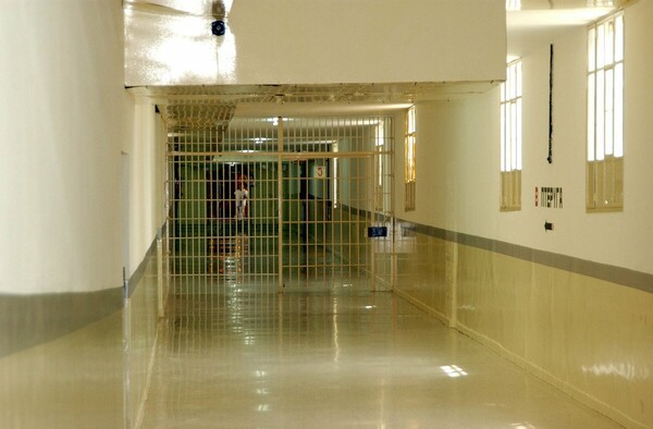 Έγκλειστος στην Πάτρα κατάπιε 45 συσκευασίες ναρκωτικών για να τις περάσει στις φυλακές