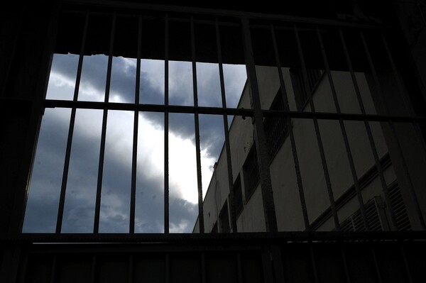 Αυτοψία σε φυλακές, κρατητήρια και κέντρα κράτησης: Υποστελεχωμένα και με ελλιπή απασχόληση