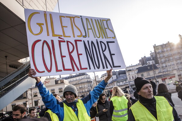Γαλλία: Μεγάλες διαδηλώσεις για τις τιμές στα καύσιμα- Μια γυναίκα νεκρή σε τροχαίο