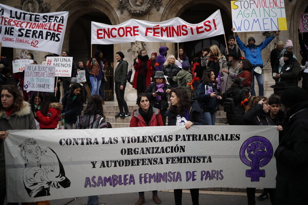 Μαζικές διαδηλώσεις εναντίον της σεξιστικής και σεξουαλικής βίας σε 50 γαλλικές πόλεις