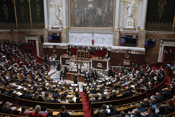 Εγκρίθηκε από την γαλλική Γερουσία ο προϋπολογισμός με το «πάγωμα» στον φόρο καυσίμων