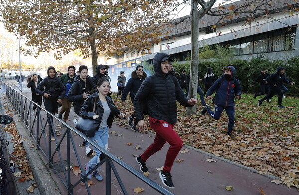 Γαλλία: Συλλήψεις μαθητών που συμμετείχαν στις κινητοποιήσεις των «Κίτρινων Γιλέκων»