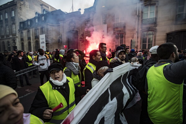 Γαλλία: Πάνω από 400 τραυματίες στις συγκεντρώσεις για τις τιμές στα καύσιμα
