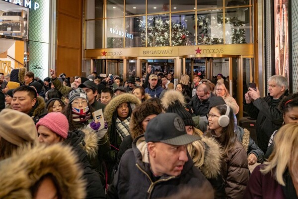 Black Friday: Μίζερο στη Γαλλία - Χαμός παρά την παγωνιά στις ΗΠΑ