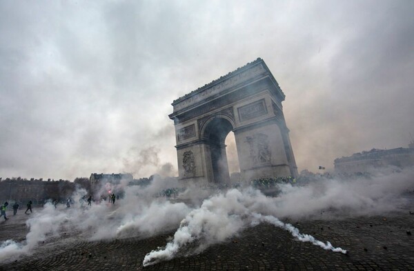 Το Παρίσι ετοιμάζεται για μάχη - Τα Κίτρινα Γιλέκα επιστρέφουν και η πόλη «σφραγίζεται»