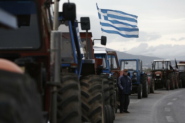 Aγρότες απέκλεισαν την εθνική οδό Λάρισας- Κοζάνης