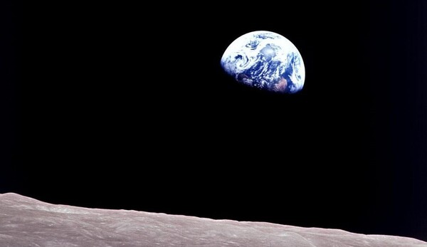 «Η Αυγή της Γης»: Η ιστορική φωτογραφία που τραβήχτηκε πριν από 50 χρόνια από το διάστημα