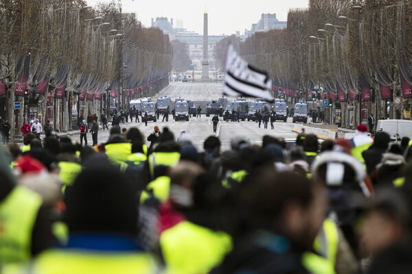 «Κίτρινα Γιλέκα»: Αισθητά μικρότερη η συμμετοχή στις διαδηλώσεις του Παρισιού