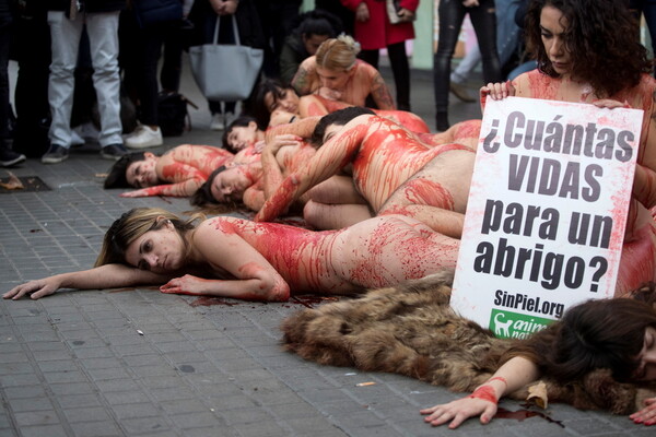 Γυμνή διαμαρτυρία κατά της γούνας στη Βαρκελώνη