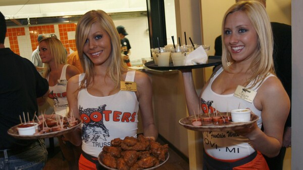 Τα «Hooters» πρωτοστατούν εναντίον της σεξουαλικής βίας