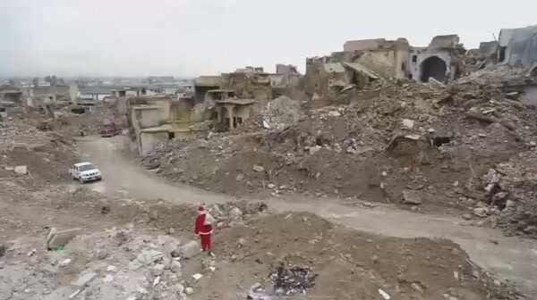Χριστούγεννα στη Μοσούλη: Oι Αγιοβασίληδες ψάχνουν για παιδιά στην κατεστραμμένη πόλη