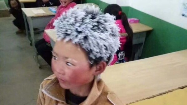 Τι απέγινε ο 8χρονος μαθητής με τα παγωμένα μαλλιά και τα πρησμένα χέρια από το κρύο