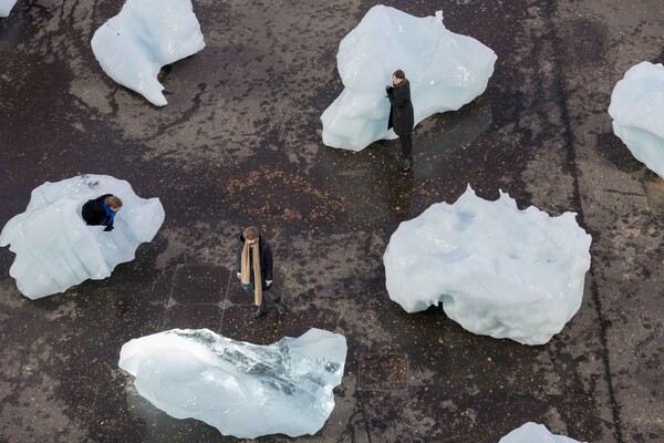 Ice Watch: Εγκατάσταση έξω από την Tate Modern μας ευαισθητοποιεί για το λιώσιμο των πάγων