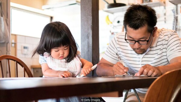 Πώς οι όμορφοι άντρες της Ιαπωνίας αλλάζουν την εικόνα του σύγχρονου πατέρα